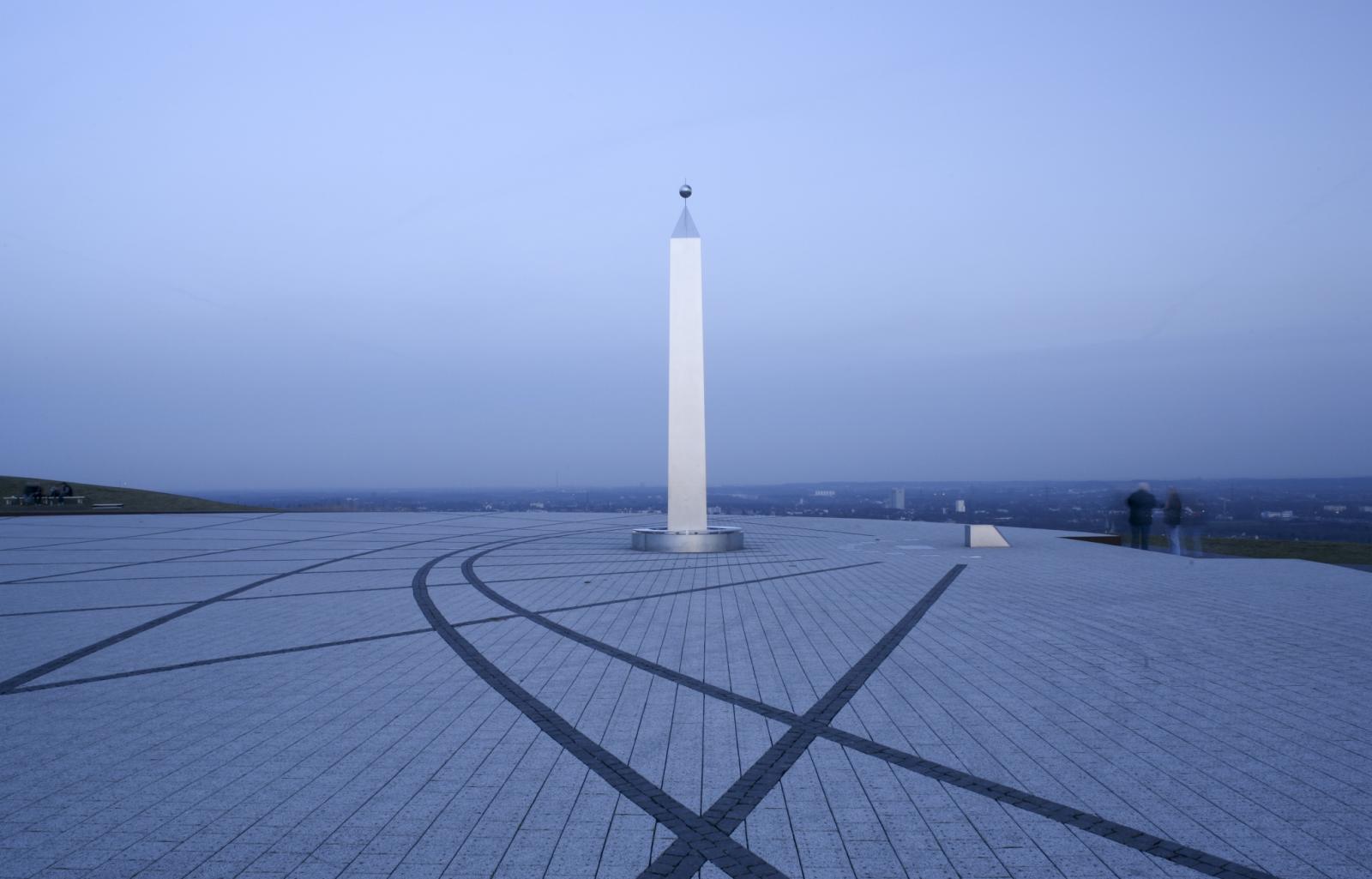 Obelisk Sonnenuhr auf dem Haldenplateau