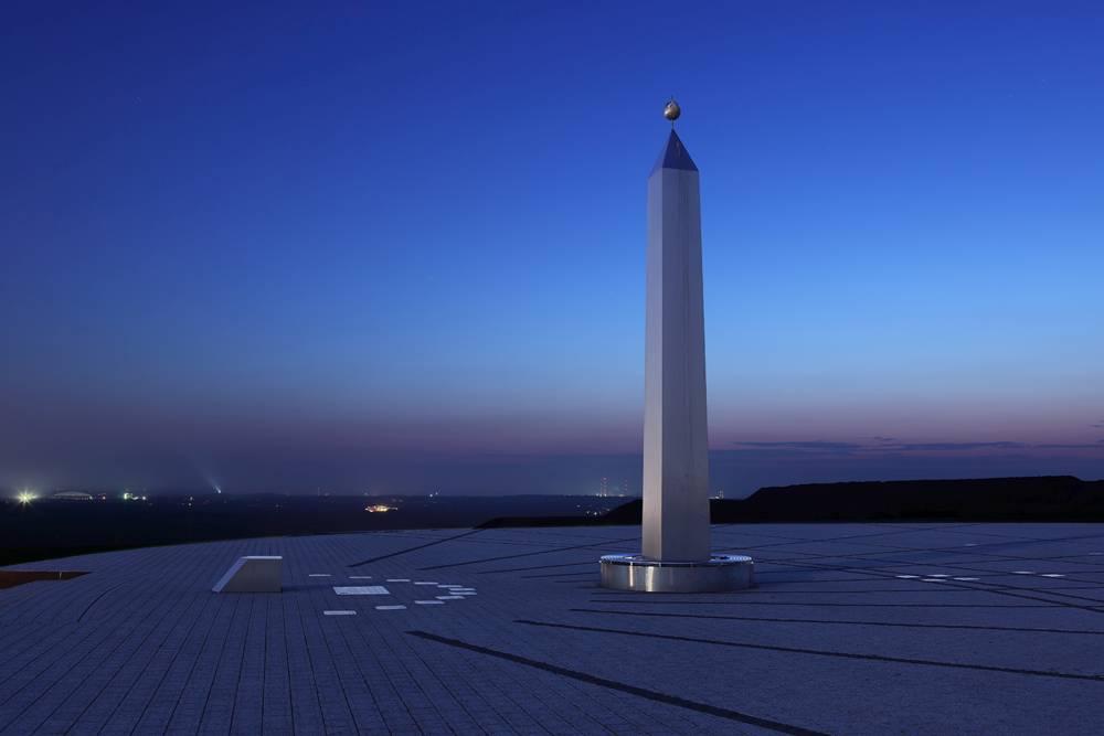 Obelisk der Halde Hoheward zur Blauen Stunde