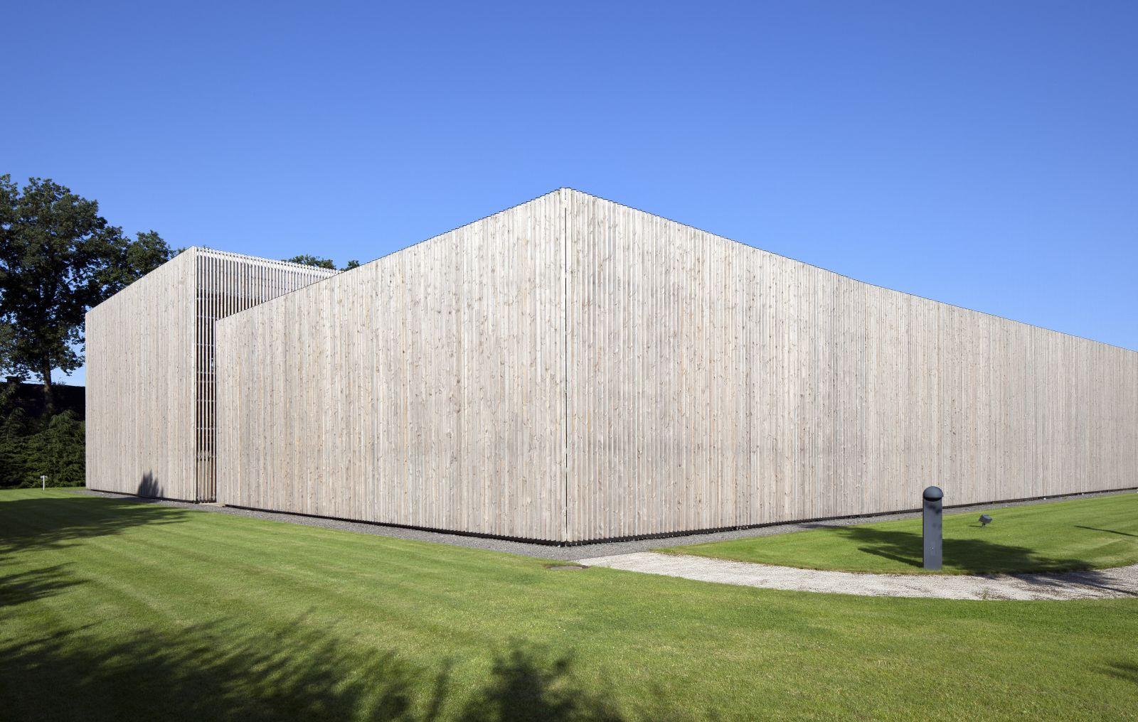 Parkhaus mit zwei Baukörpern und Holzlamellenfassade