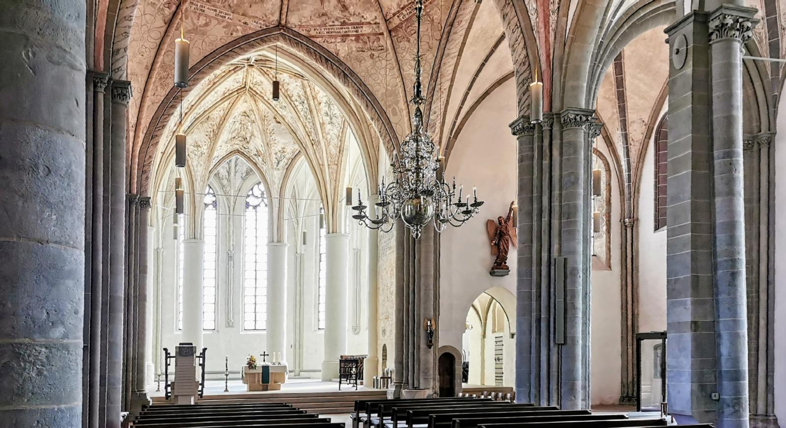 Blick in den Kirchenraum Richtung Chor
