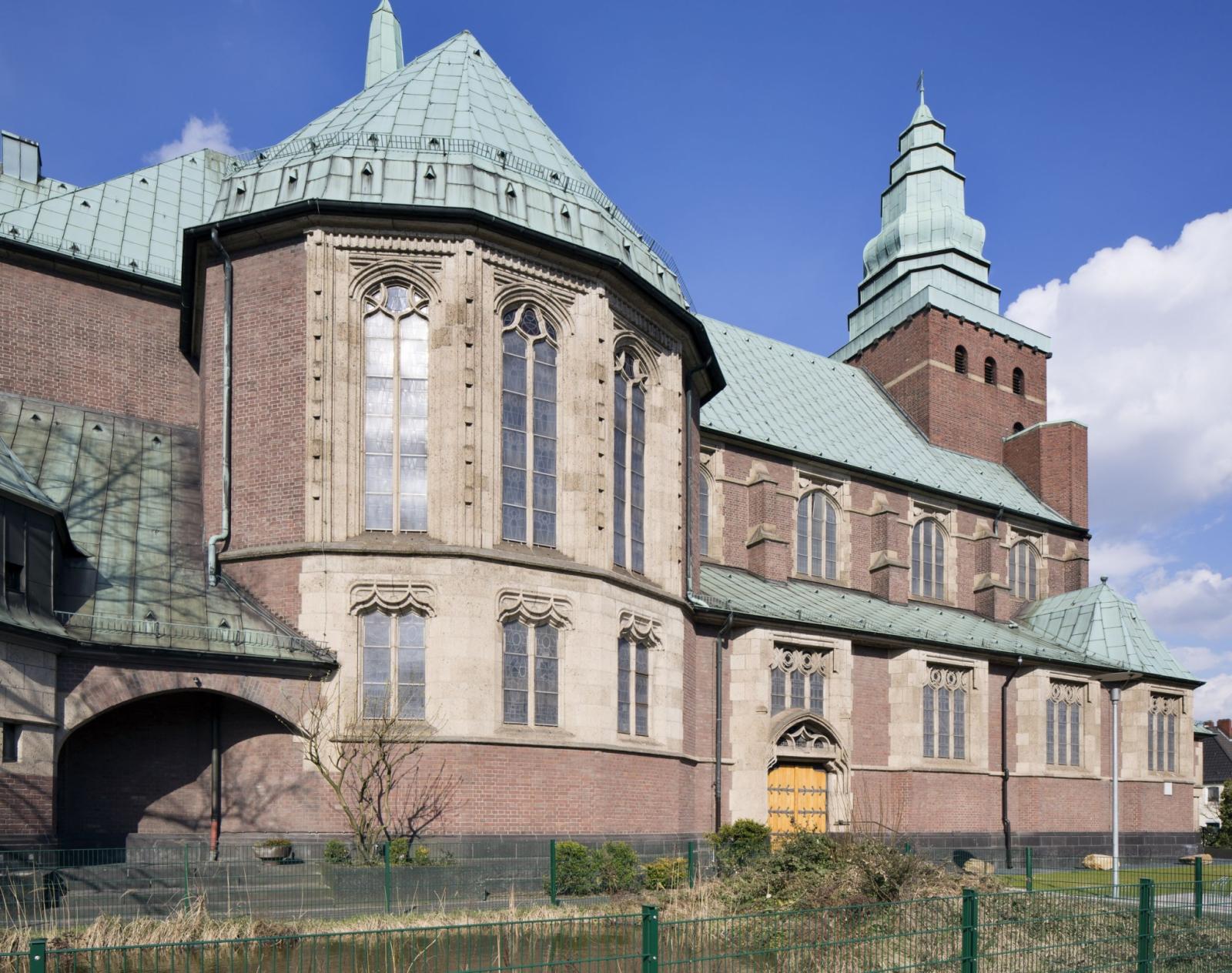 St. Joseph in Bottrop-Batenbrock, Südansicht mit Querschiff
