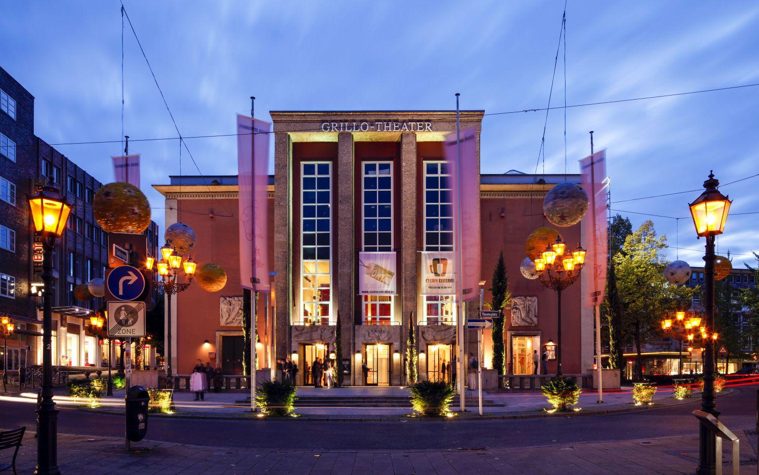 Frontansicht Grillo-Theater abends