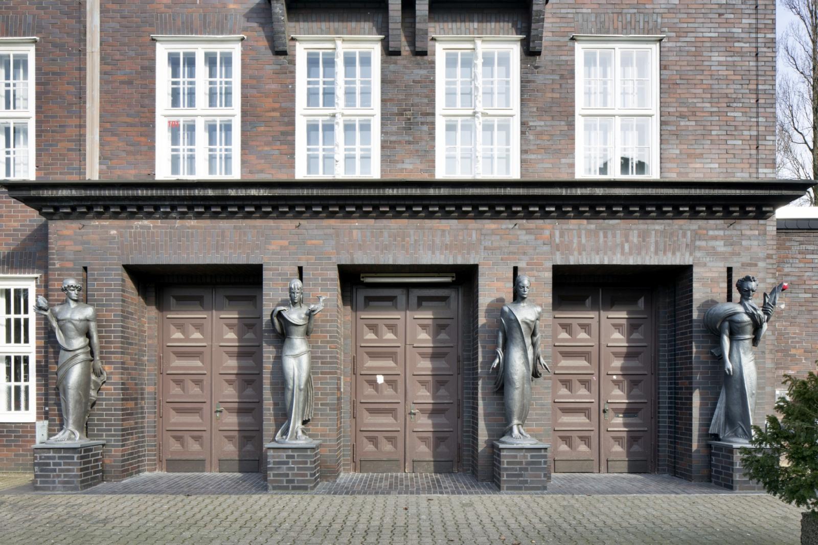Berufskolleg Bottrop, vier Statuen am Eingangsbereich