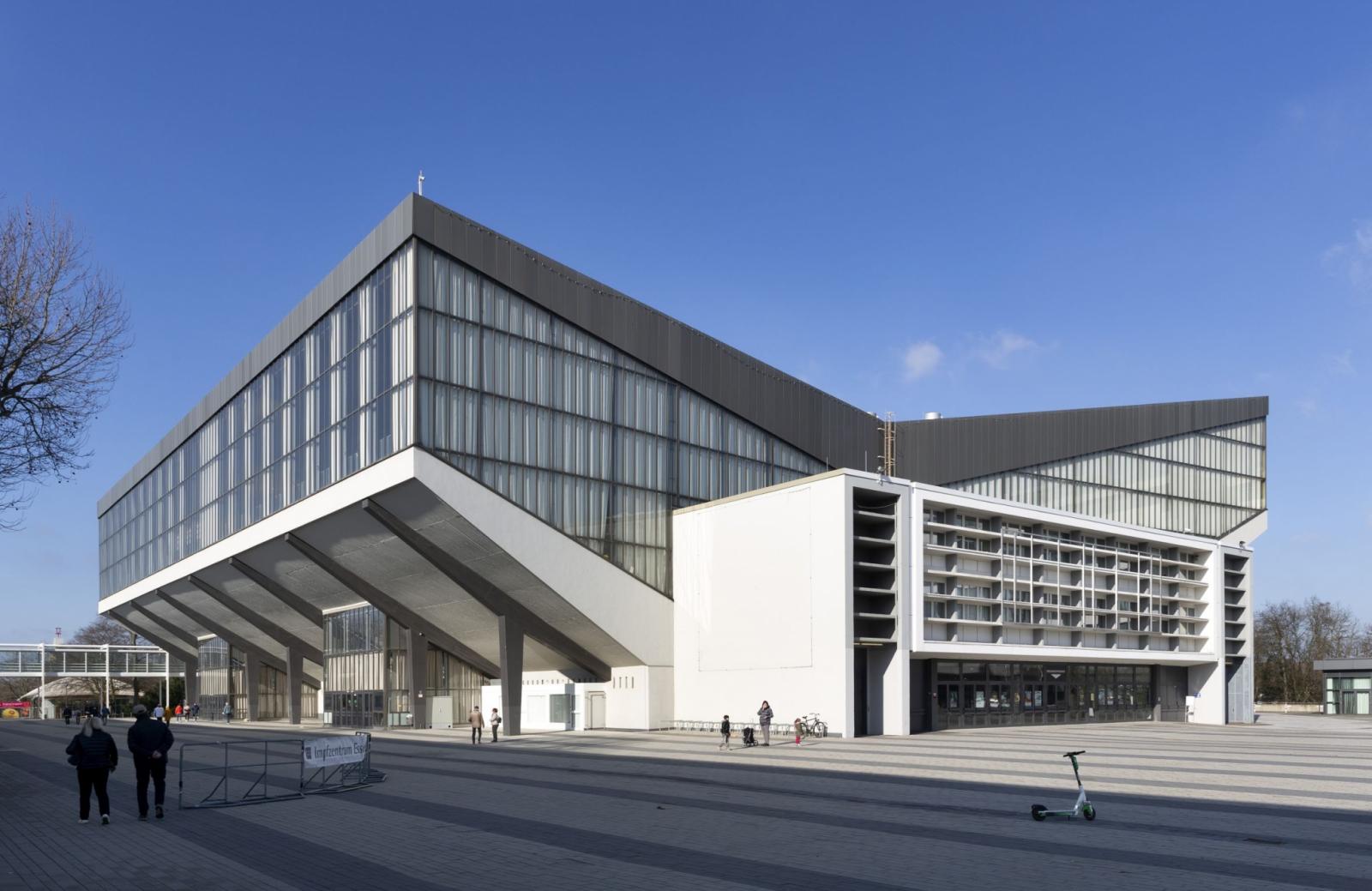 seitlicher Blick auf das Gebäude und den Eingangsbereich
