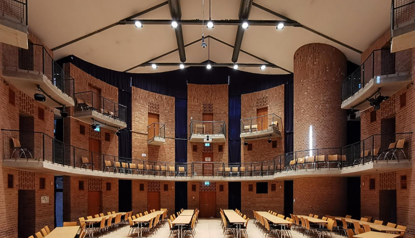 Blick in den Saal von der Bühne aus
