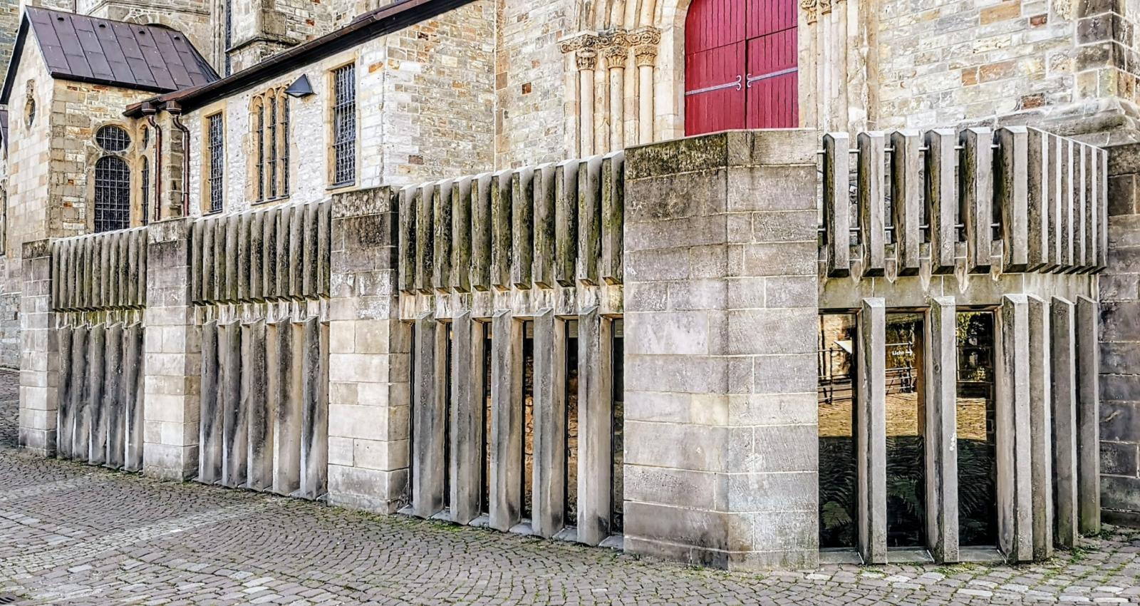 Archäologischer Schutzbau von Dominikus Böhm am Dom neben der Pfalz