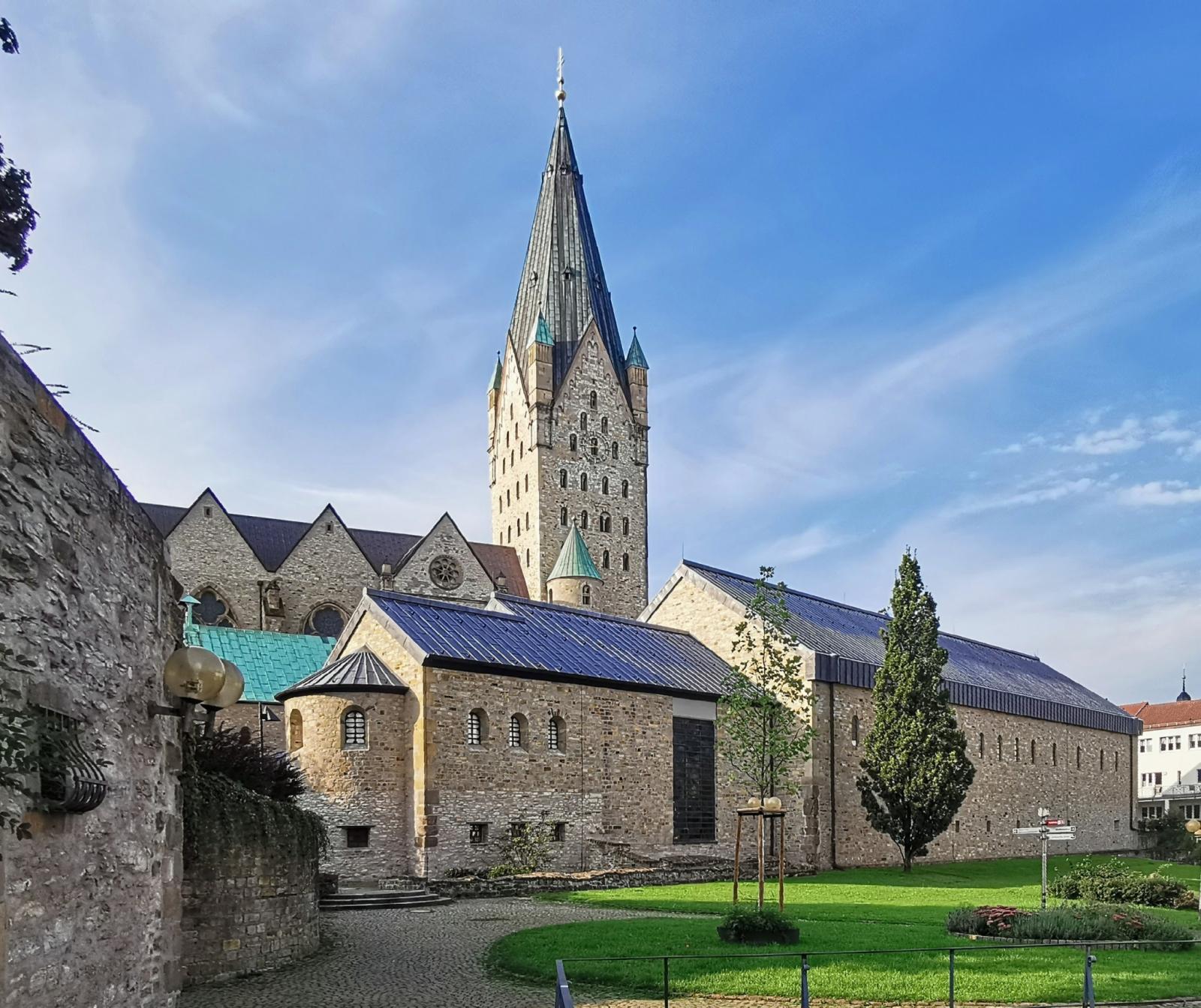 Kaiserpfalz Paderborn vor dem Dom