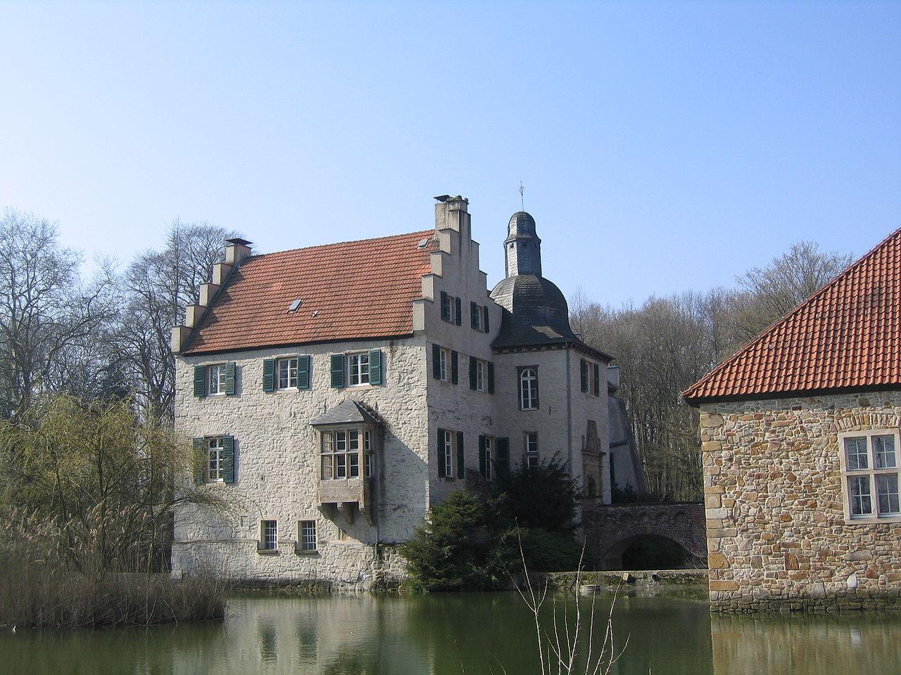 Nordostansicht mit Erker und Portalturm