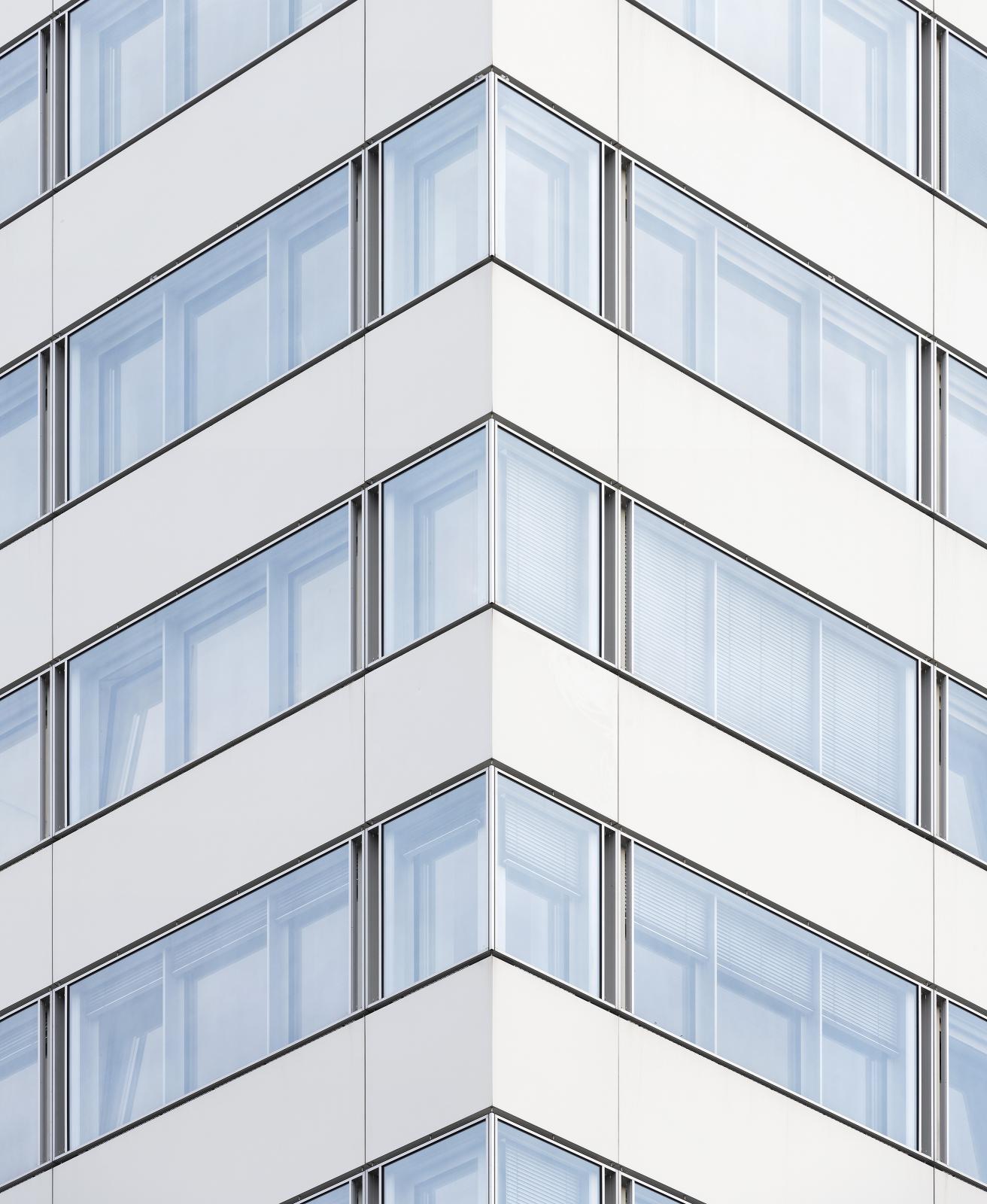 Detailbild Bettentürme, umlaufende Fensterbänder