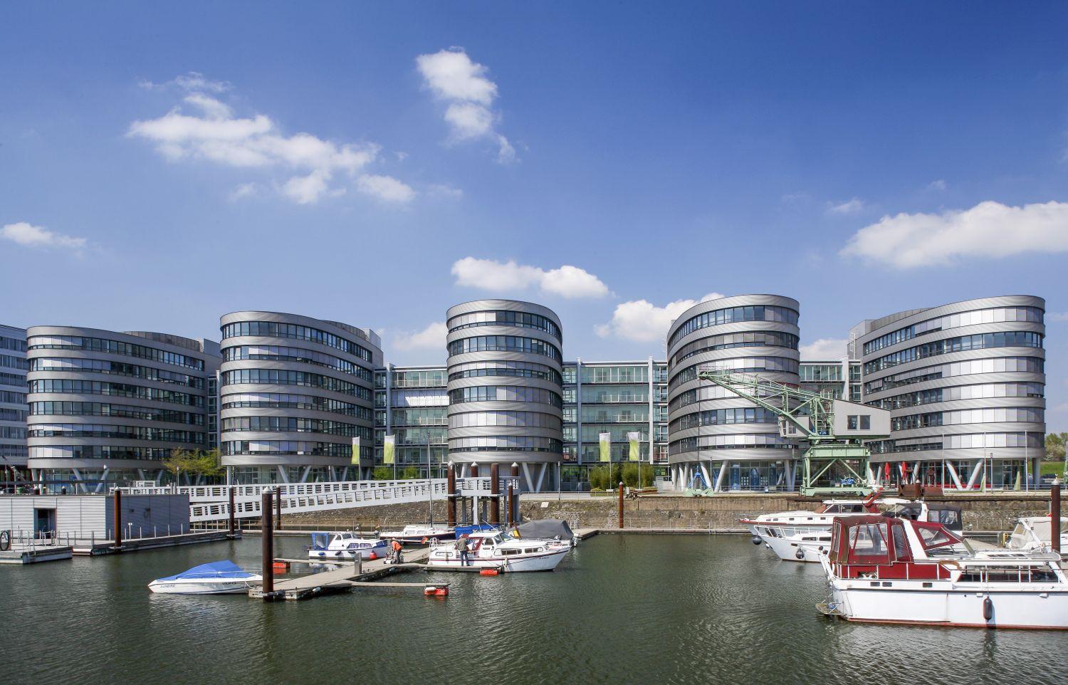 Blick über die Marina Duisburg auf die Five Boats