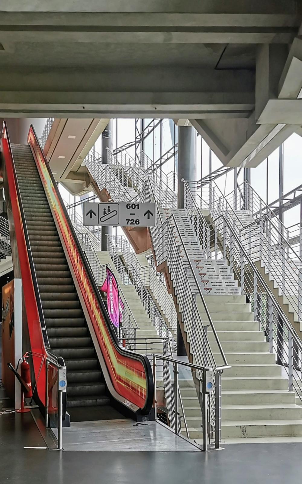 Rolltreppe und Treppen
