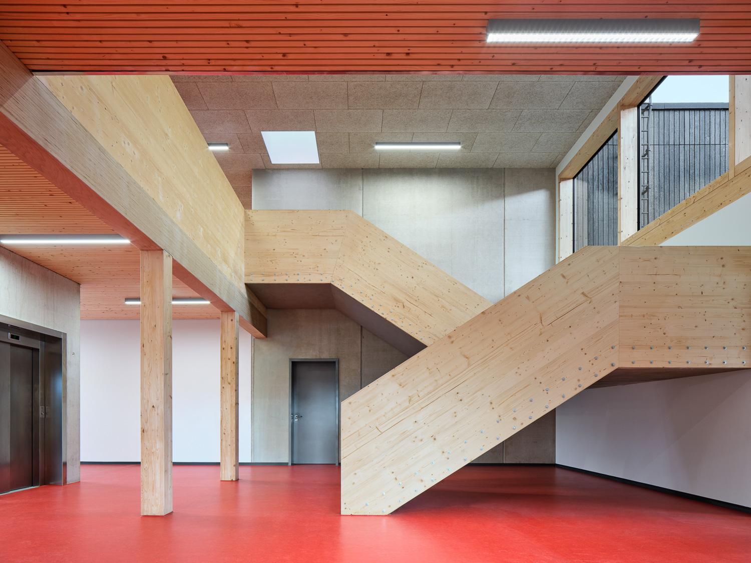 Feuerwache Wegberg, Foyer mit offenem Treppenhaus