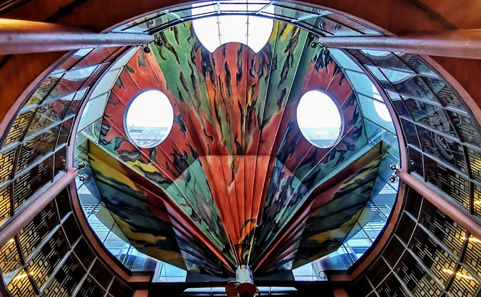 Bemalte Deckenskulptur im Lichthof