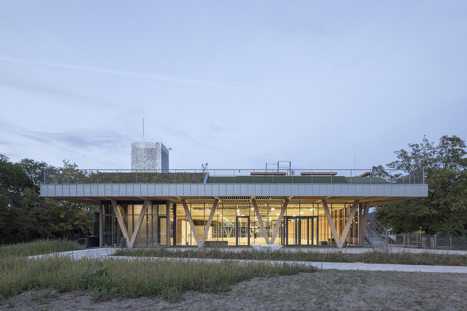 Sport- und Kulturhalle Alfter, beleuchteter Hallenraum