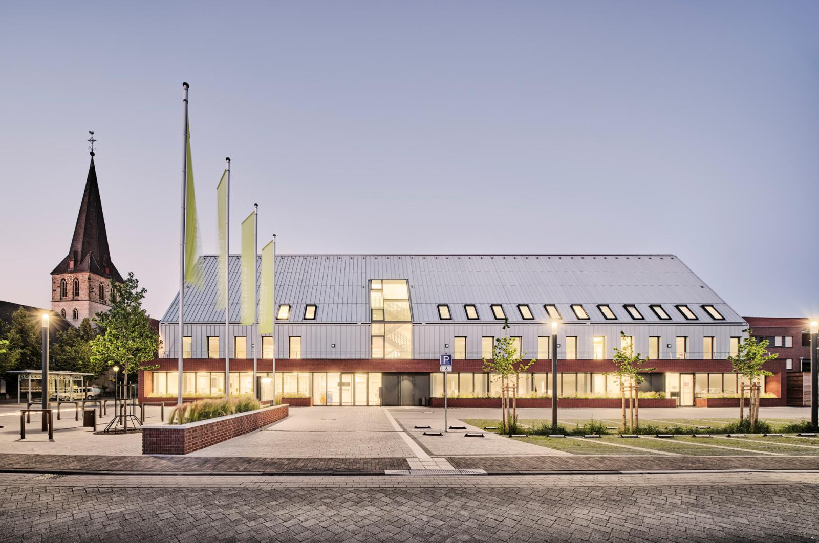 Neues Rathaus Ostbevern, Seitenansicht, Vorplatz