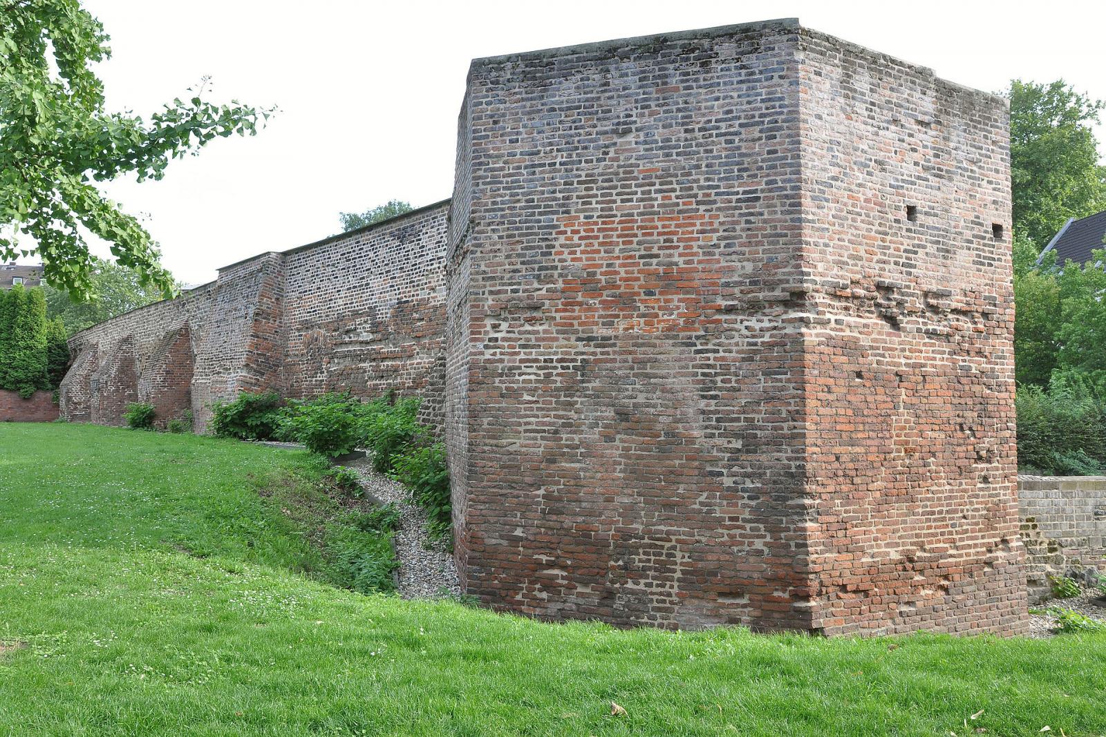 Koblenzer Turm und Stadtmauer "Am Springwall" / "Am Alten Wehrgang" von Nordwesten