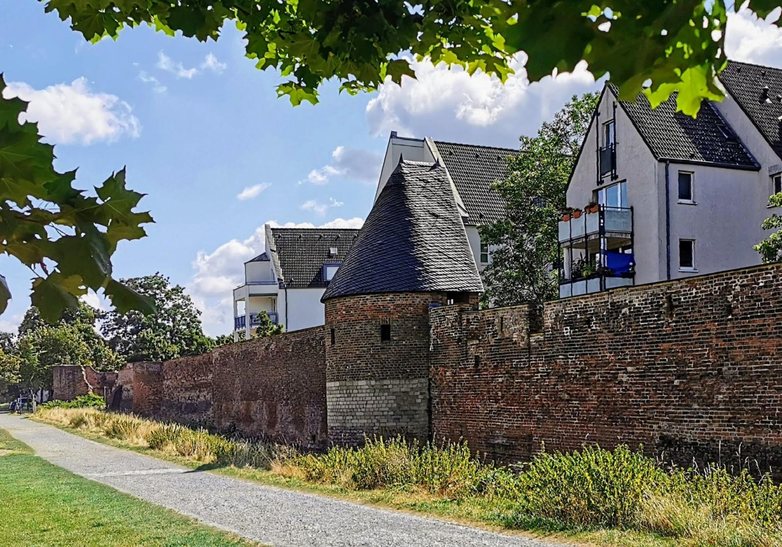Stadtmauer mit Mauerturm von außen