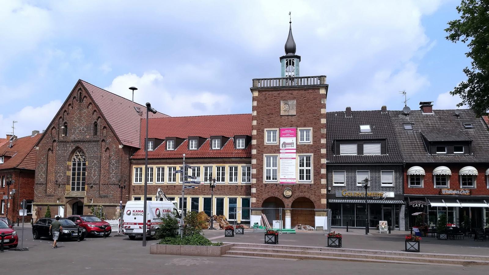 Frontansicht, links die ehemalige Heiliggeist Kirche, rechts der Rathausturm