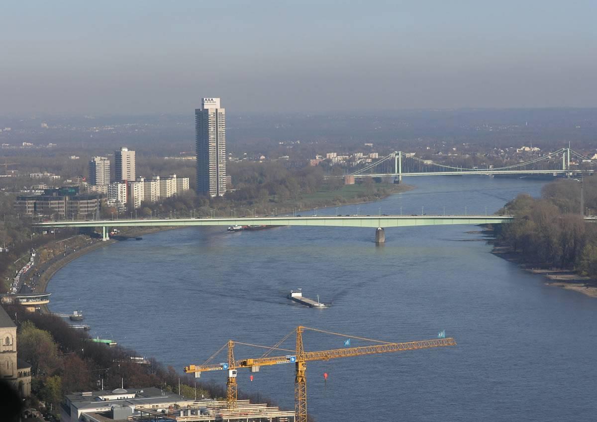 Zoobrücke über dem Rhein