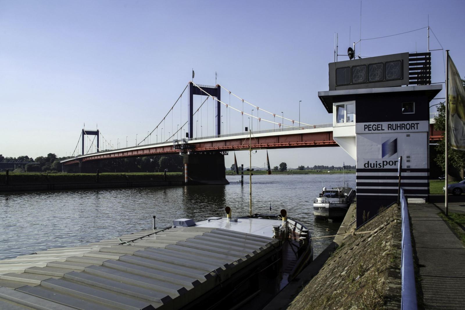 Friedrich-Ebert-Brücke mit Pegel