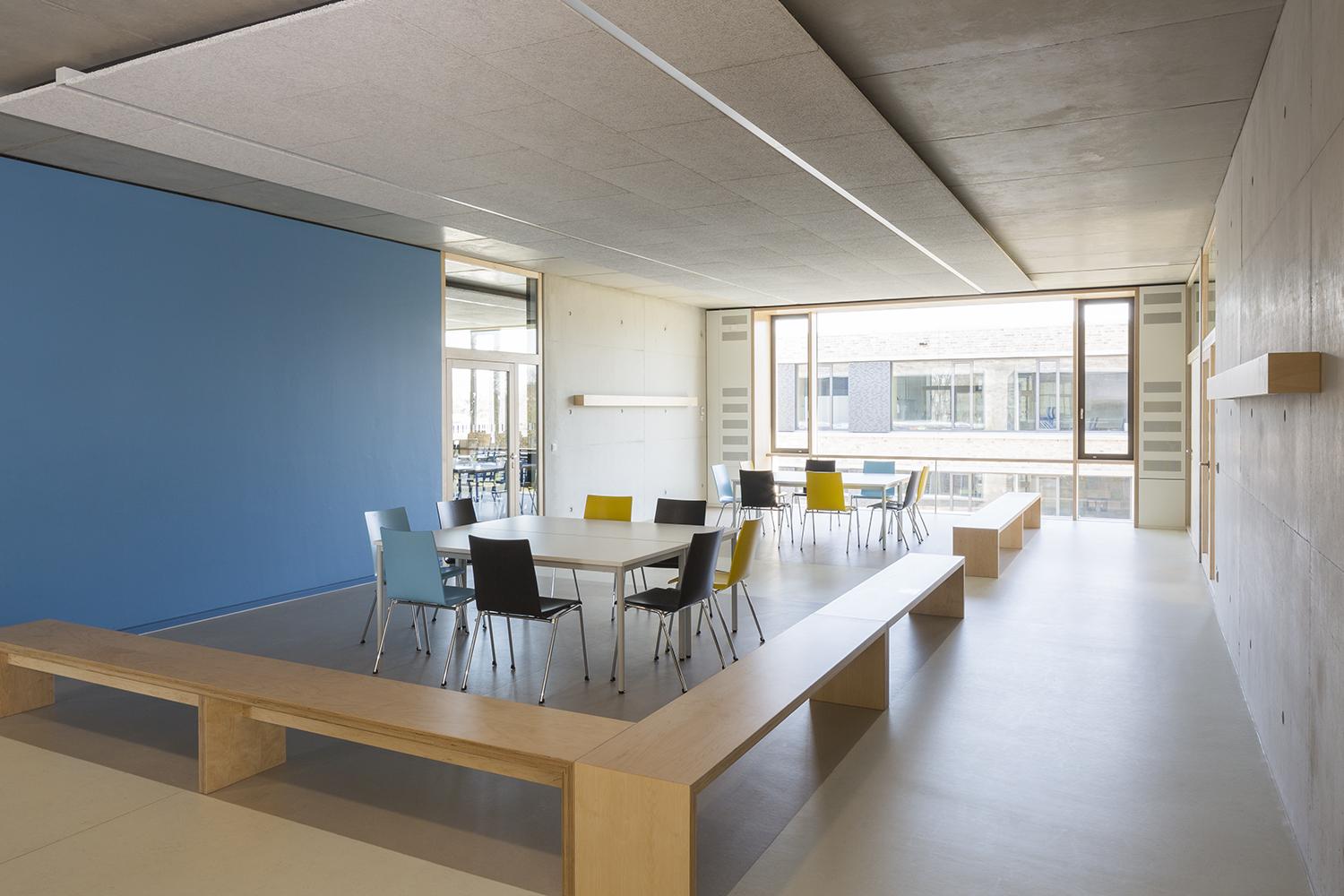 Gesamtschule Lippstadt, verglaster Flurbereich, offener Arbeitsbereich