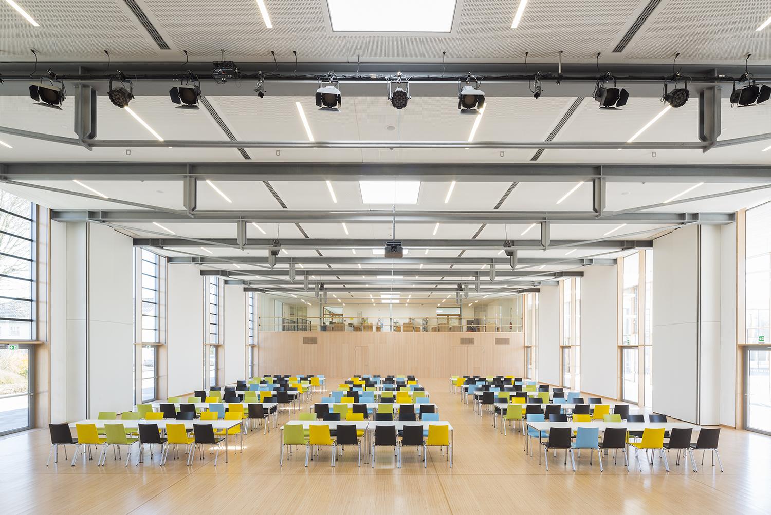 Gesamtschule Lippstadt, verglaster Flurbereich, Aula