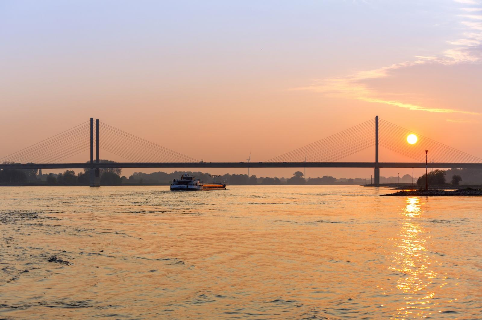 Rheinbrücke Rees-Kalkar im Abendlicht
