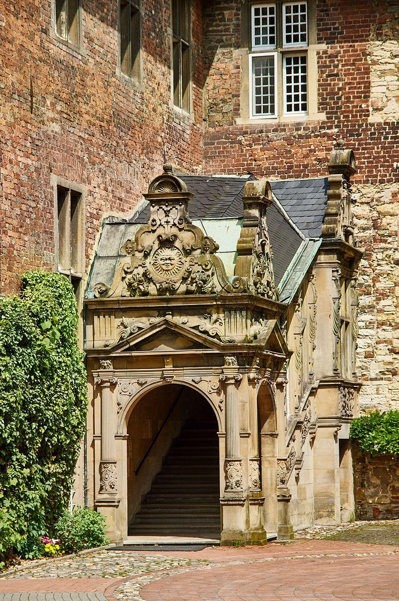 Portal von Schloss Heessen