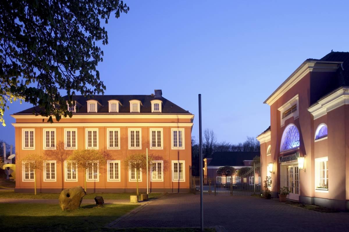 Seitenansicht Nebenflügel Haupthaus und Stirnseite des nördlichen Hofflügels