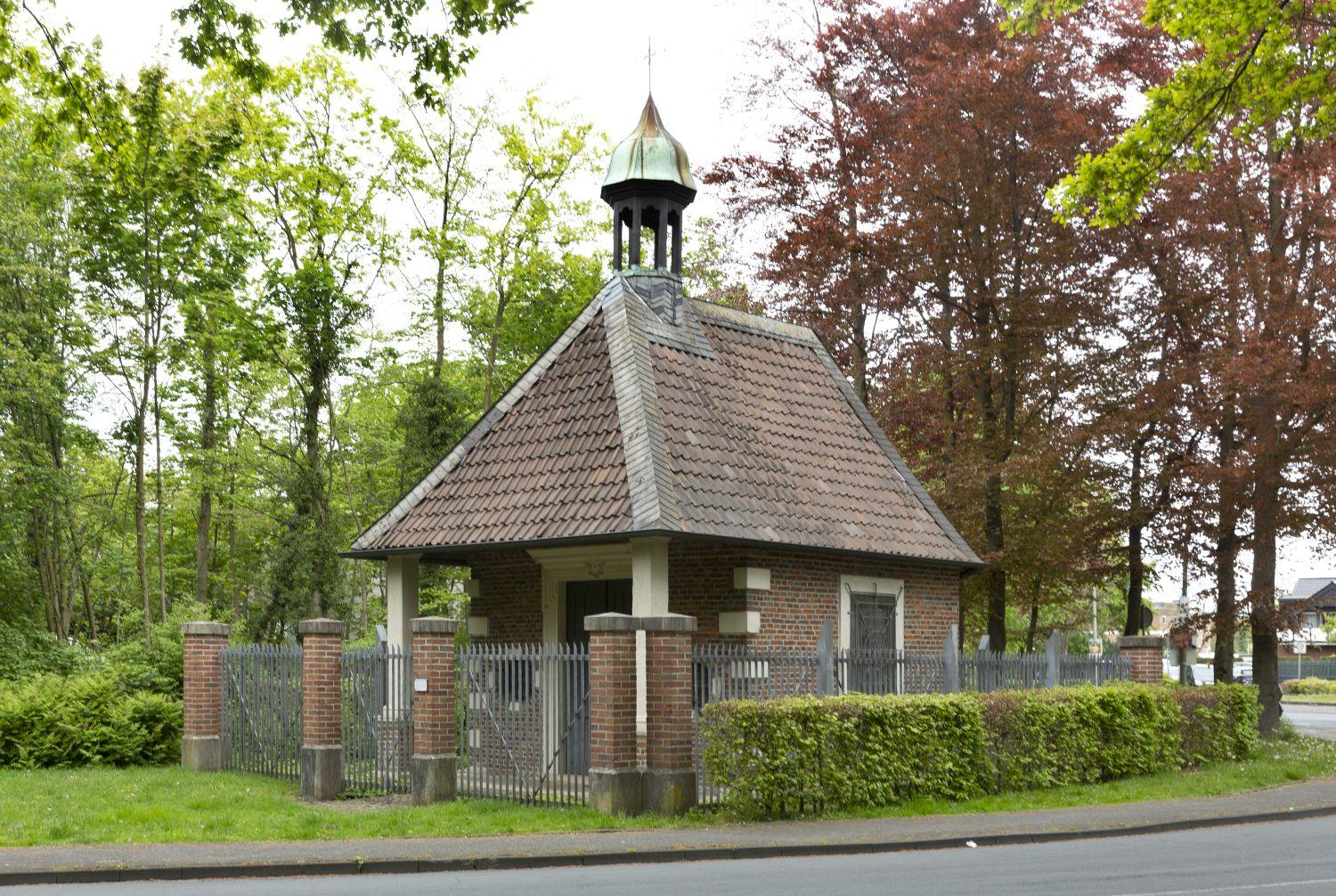 in der Gruftkapelle von 1786 an der Hauptallee des Schlosses Senden