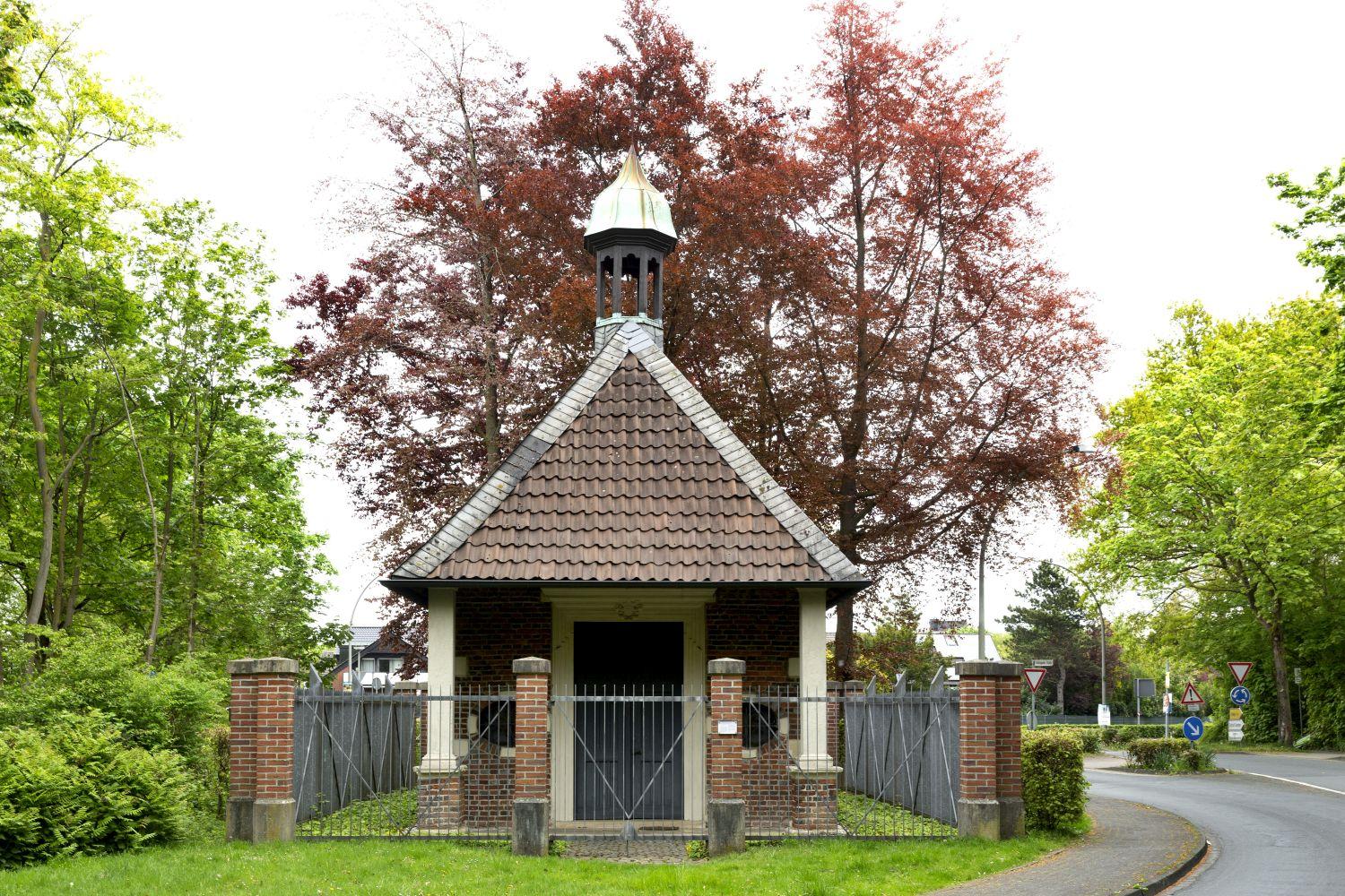 in der Gruftkapelle von 1786 an der Hauptallee des Schlosses Senden