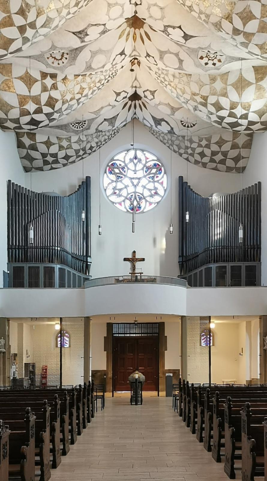 Blick zur Orgel