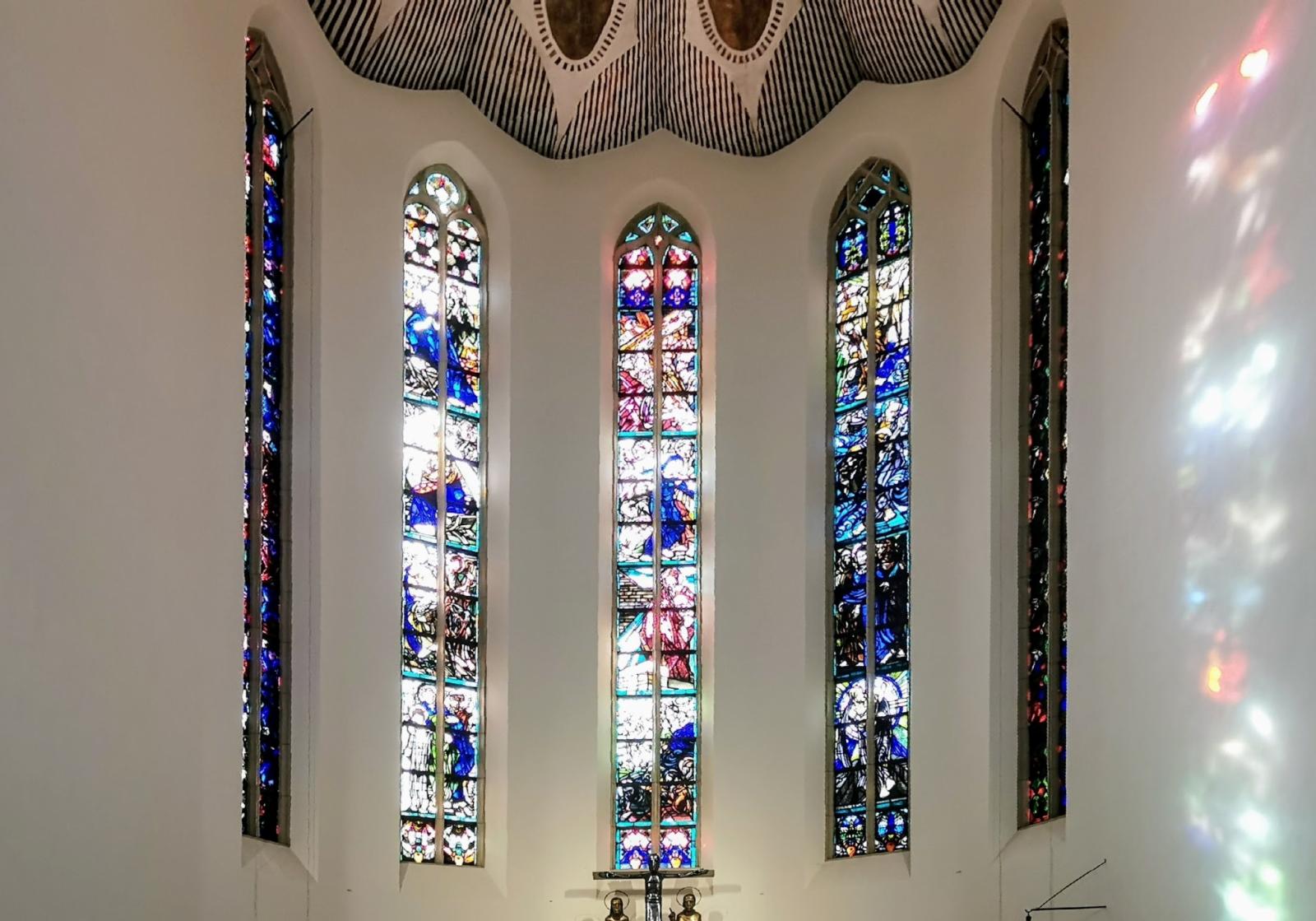 Figürlich gestaltete Glasfenster im Chor