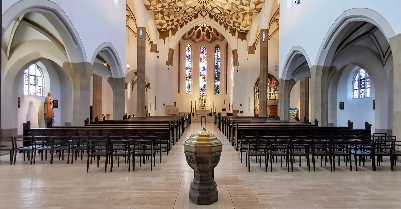 Kircheninnenraum, Blick Richtung Chor