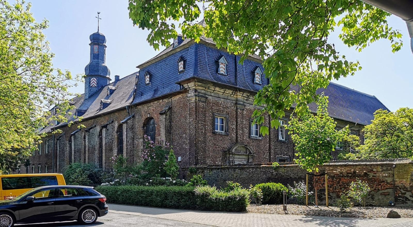 Klostergebäude mit Dachreiter der Klosterkirche