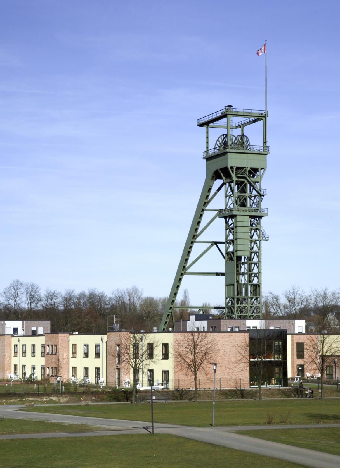 Gebäude auf dem Parkgelände und Förderturm