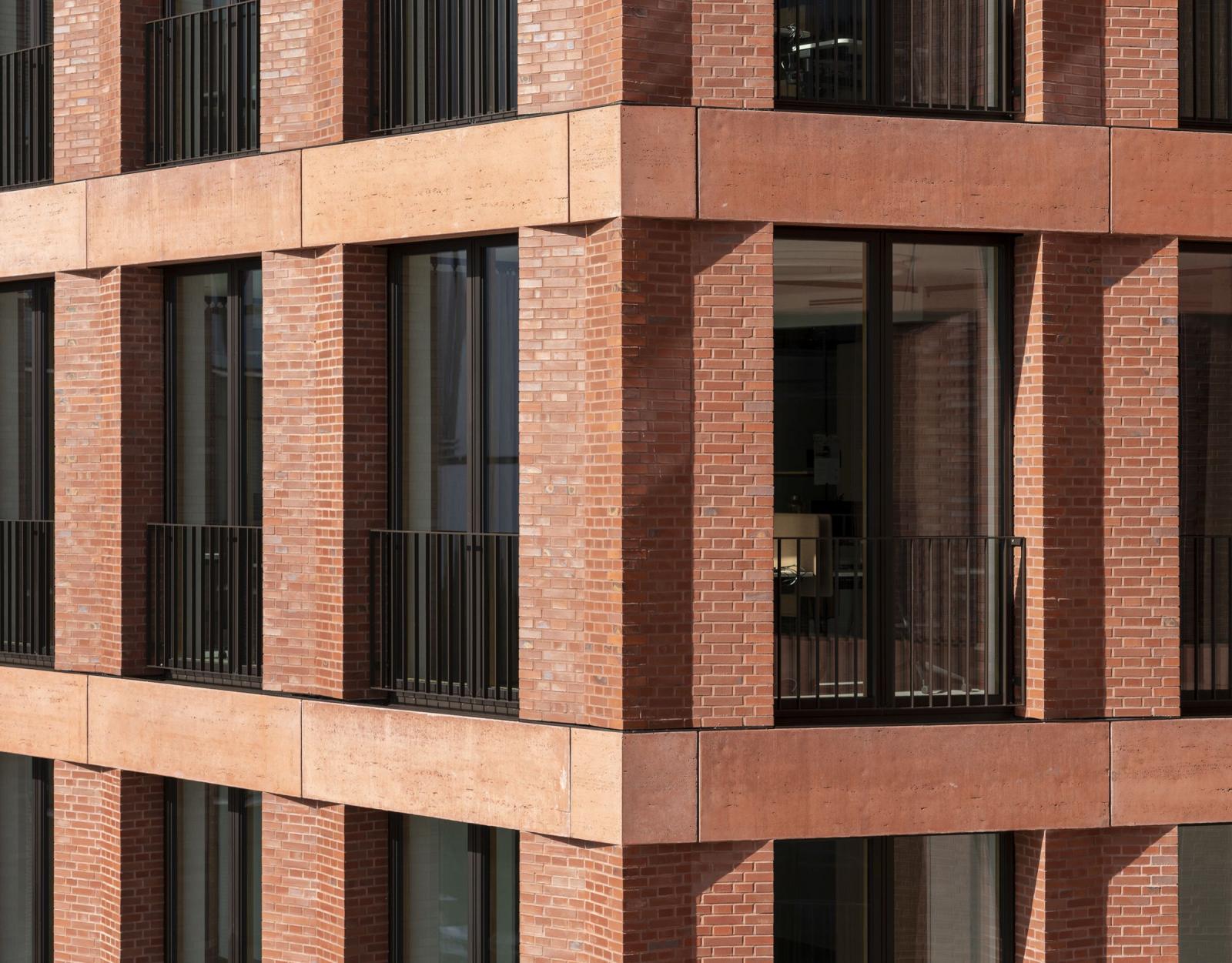 Detailbild Fassade, gewinkelte Klinkerpfeiler