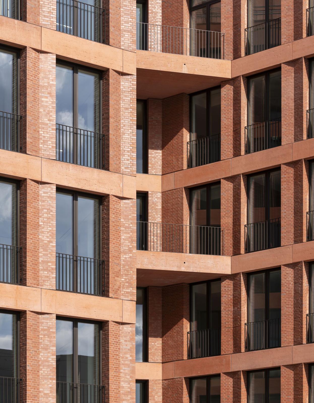 Detailbild Fassade, gewinkelte Klinkerpfeiler