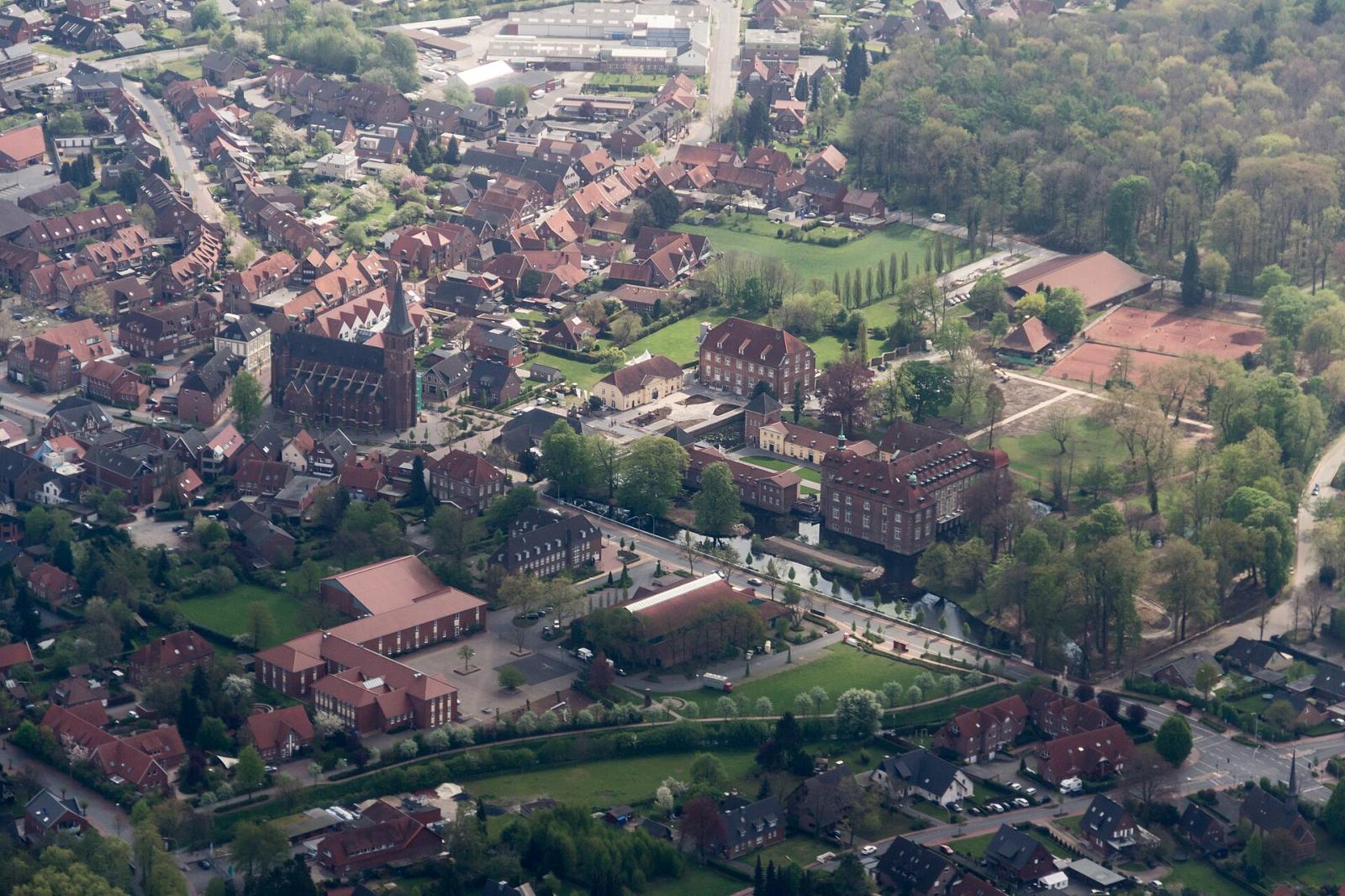 Luftbild Velen: St. Andreas (links im Bild) mit Schloss Velen (mittig)