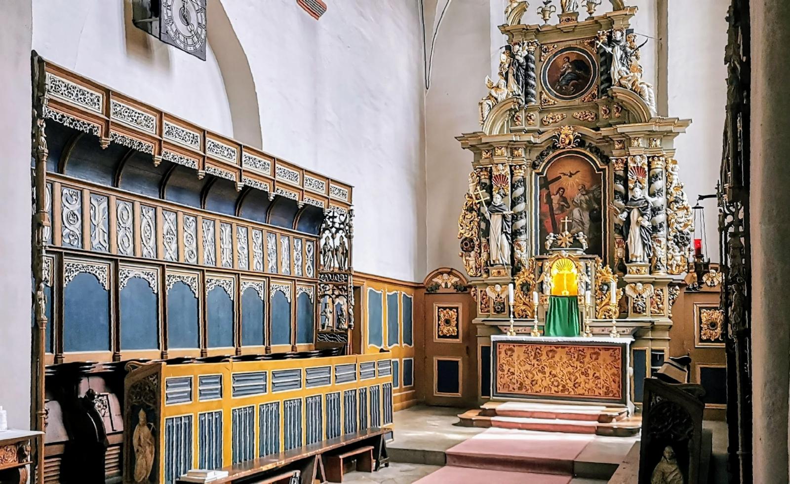 Chorgestühl und Hauptaltar