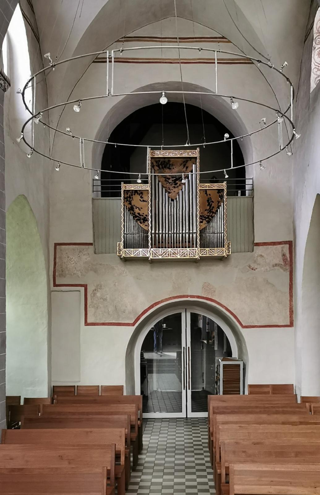 Blick auf Eingang und Orgelempore