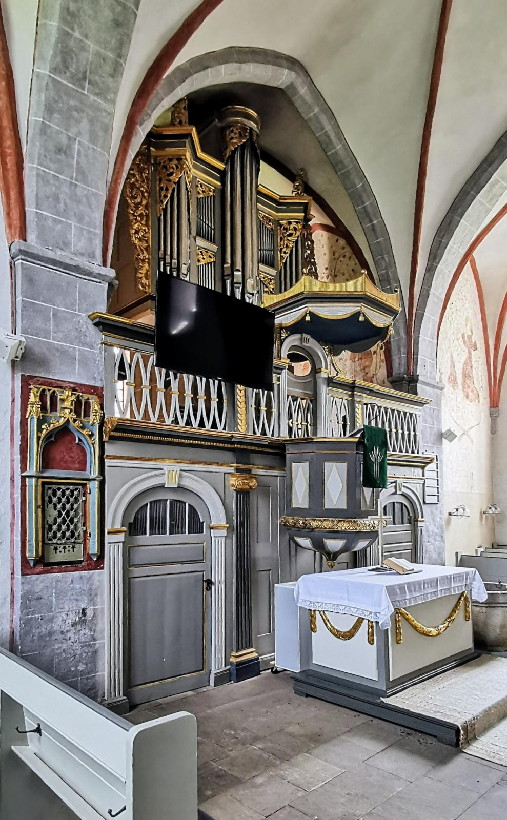 Altarbereich und Orgel