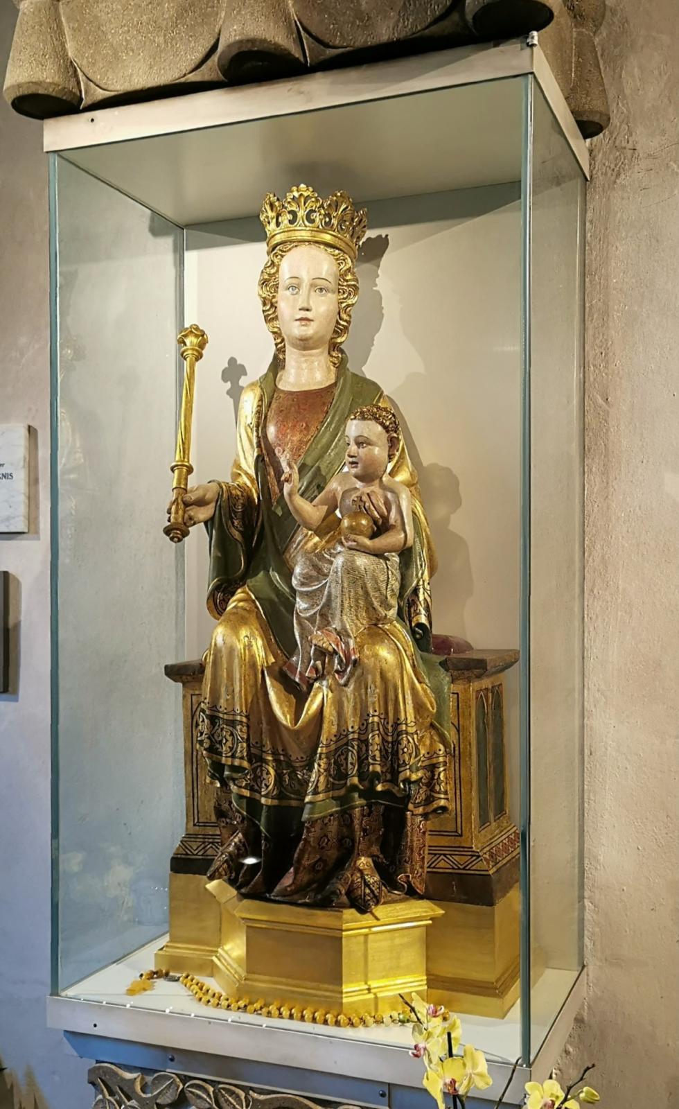 Restaurierte Turmmadonna in Vitrine