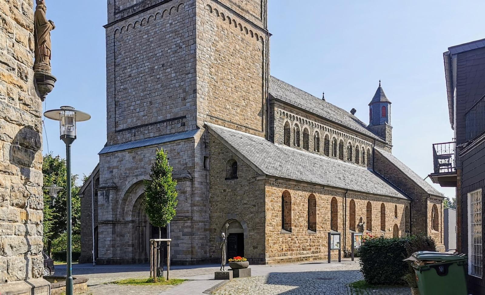 St. Nikolaus in Wipperfürth von Westen
