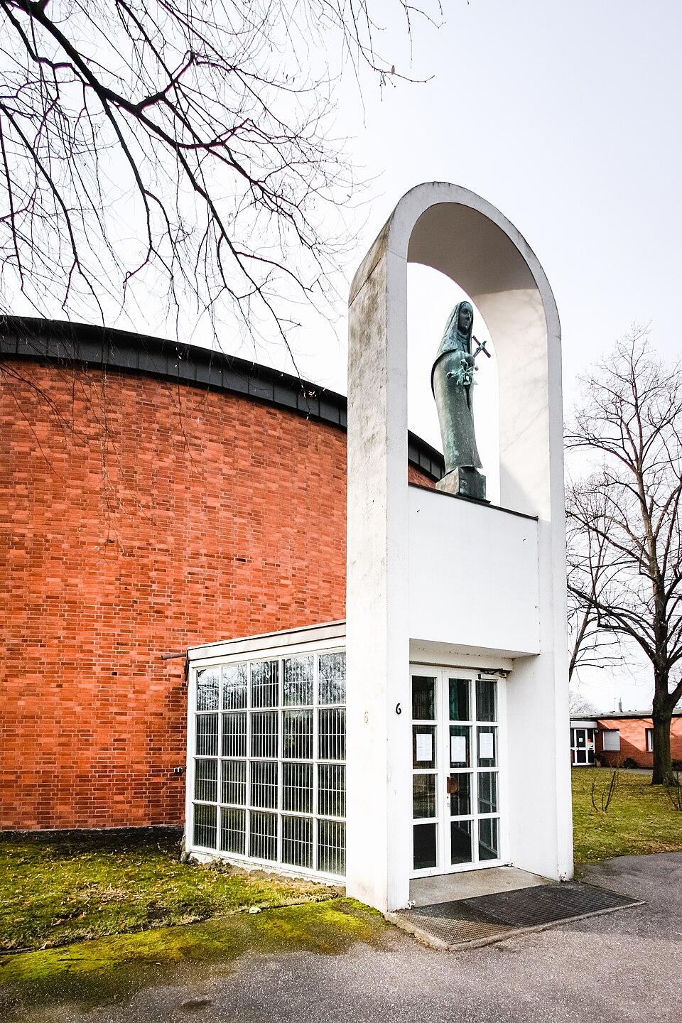 Eingang mit Statue von St. Theresia