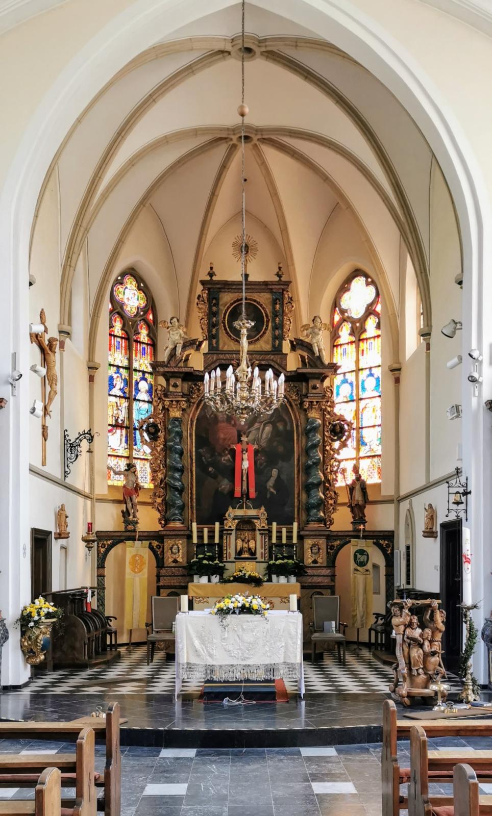 Blick in den Chor mit Altar