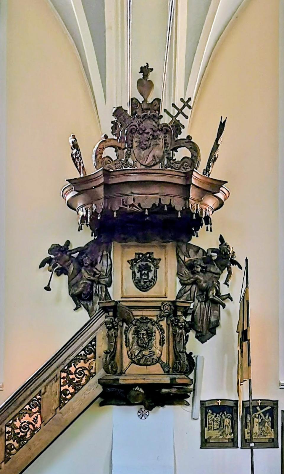 reich geschnitzte Kanzel von 1718