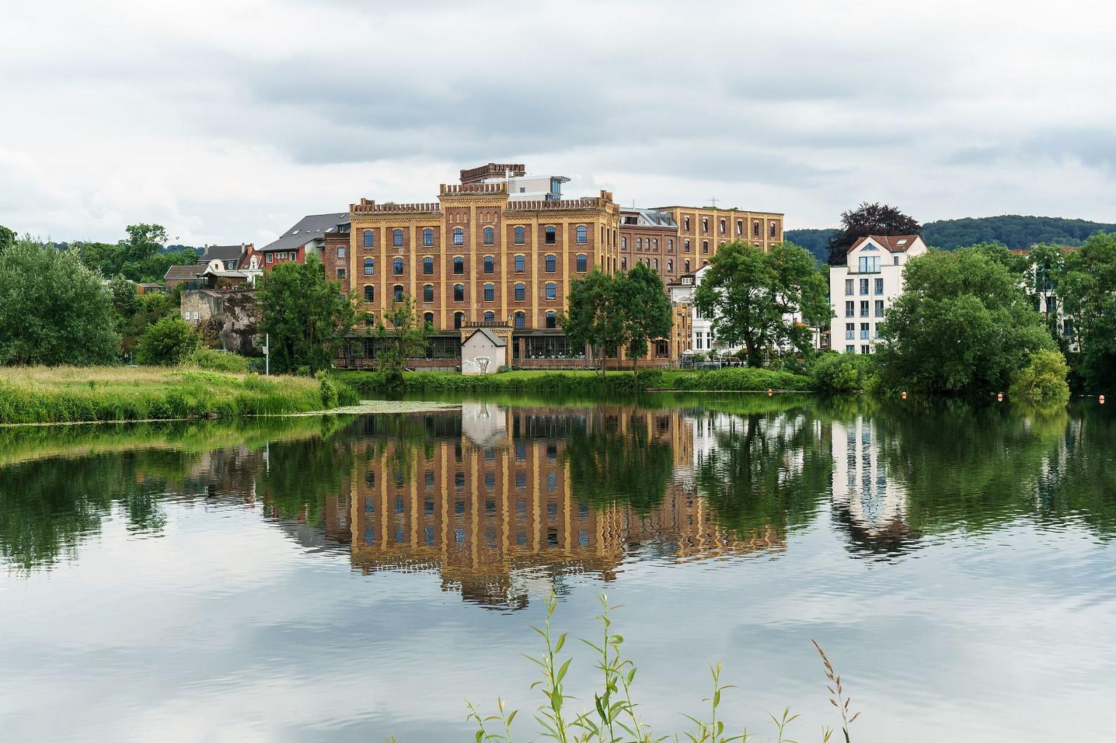 Blick über die Ruhr zur Birschelmühle in Hattingen