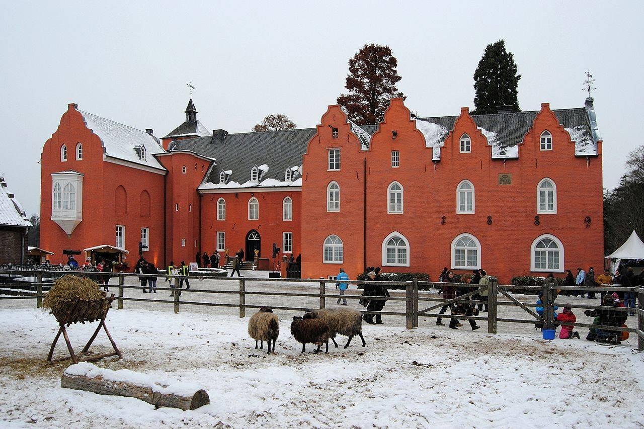 Blick auf den Innenhof von Schloss Bloemersheim