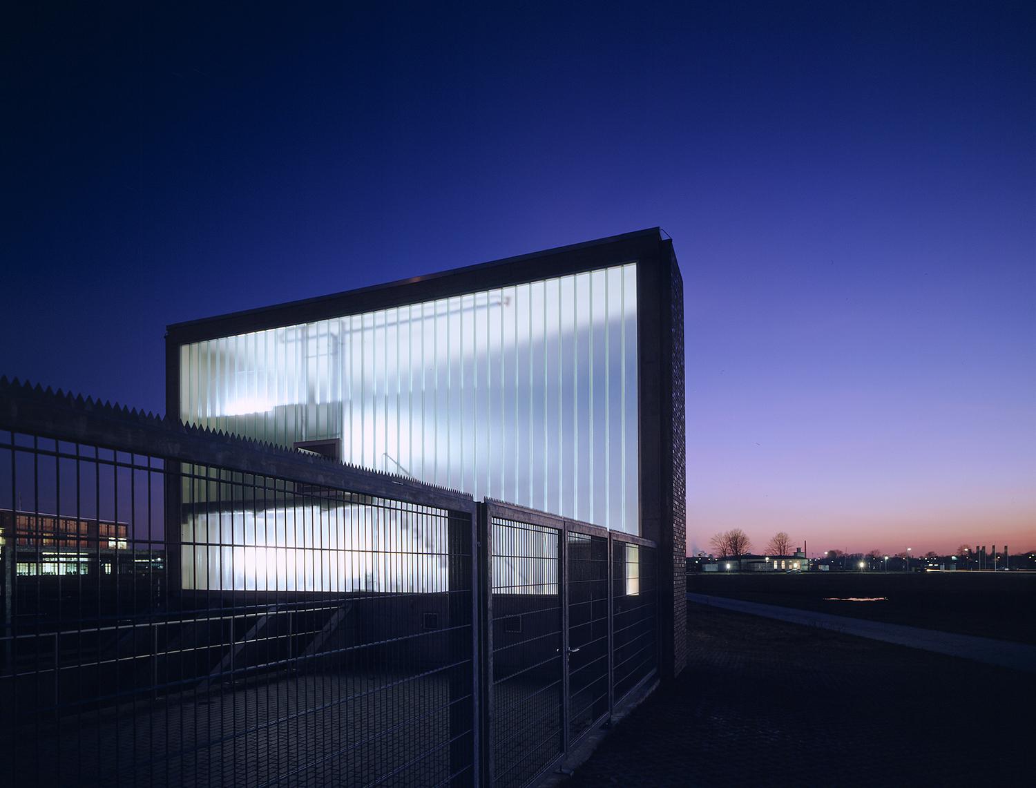 Nachtansicht Pumpenhaus beleuchtet